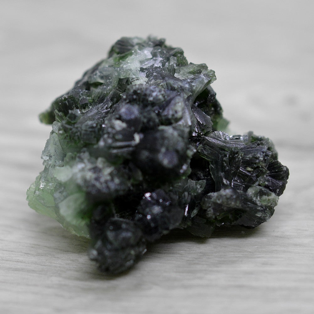 Pierre brute prehnite verte foncée du Maroc de 5,1cm et 58g