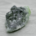 Pierre brute prehnite et inclusions de byssolite à l'arrière