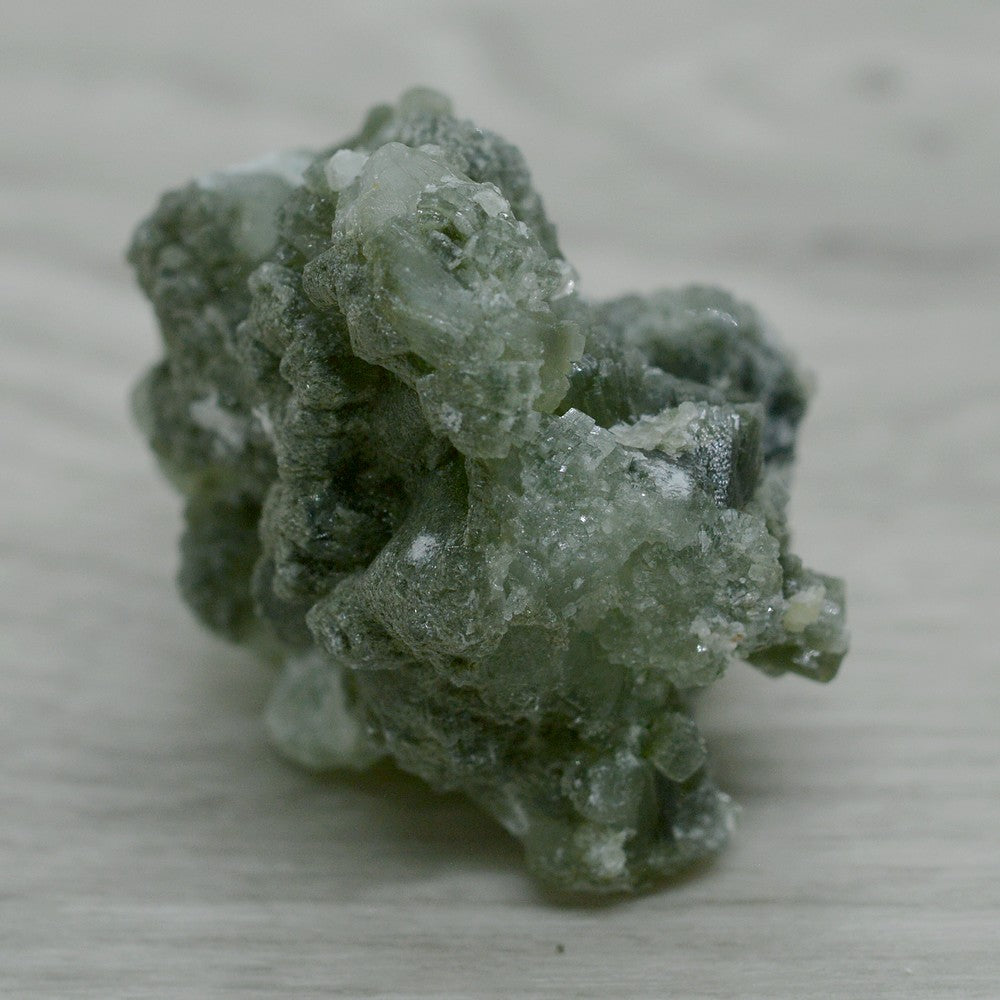 Pierre brute prehnite et byssolite marocaine de 42g
