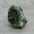 Pierre brute prehnite foncée de 21g du Maroc 