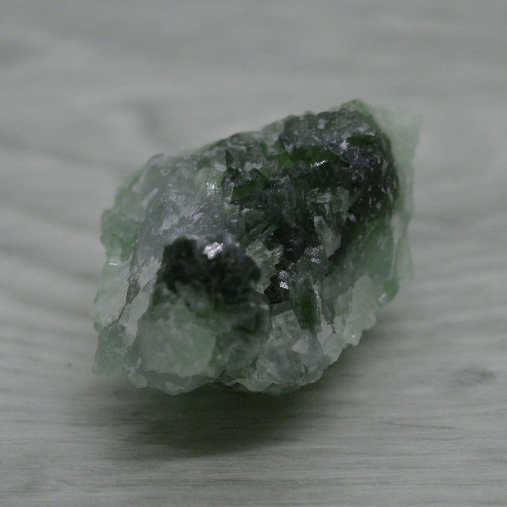 Pierre brute prehnite du Maroc 39g verte foncée et claire