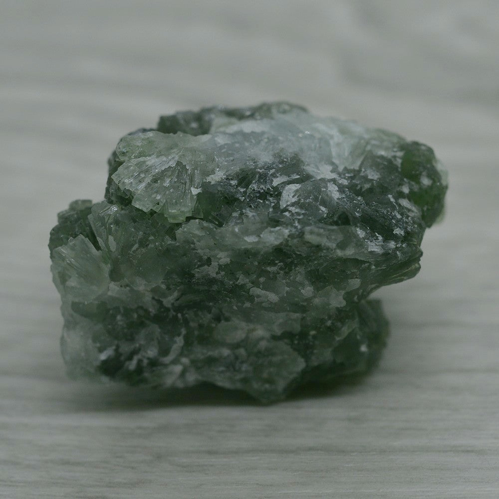 Pierre brute prehnite marocaine de 4,8m et 55g