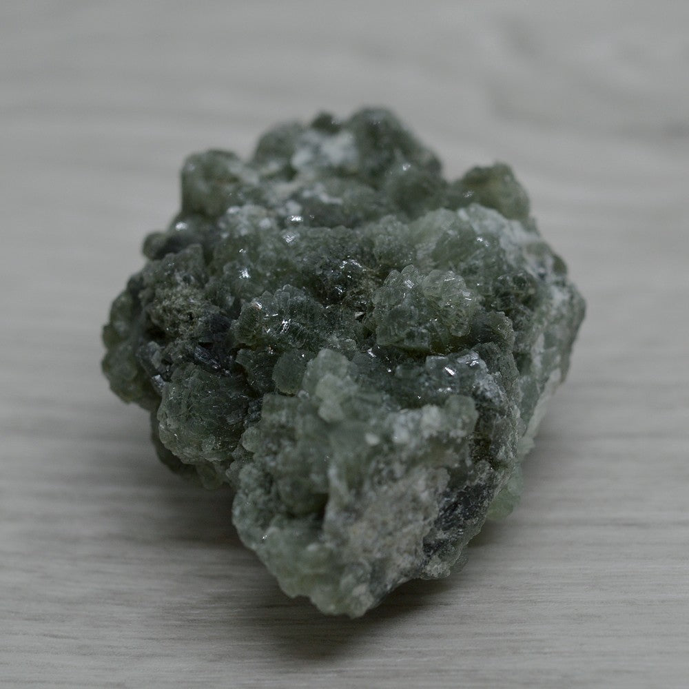 Pierre brute prehnite marocaine de 7cm et 82g