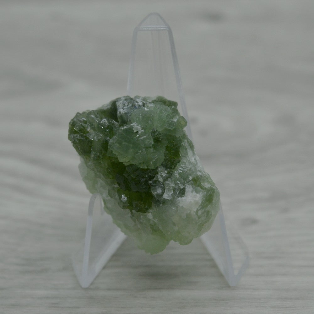 Pierre naturelle prehnite marocaine sur présentoir 29g