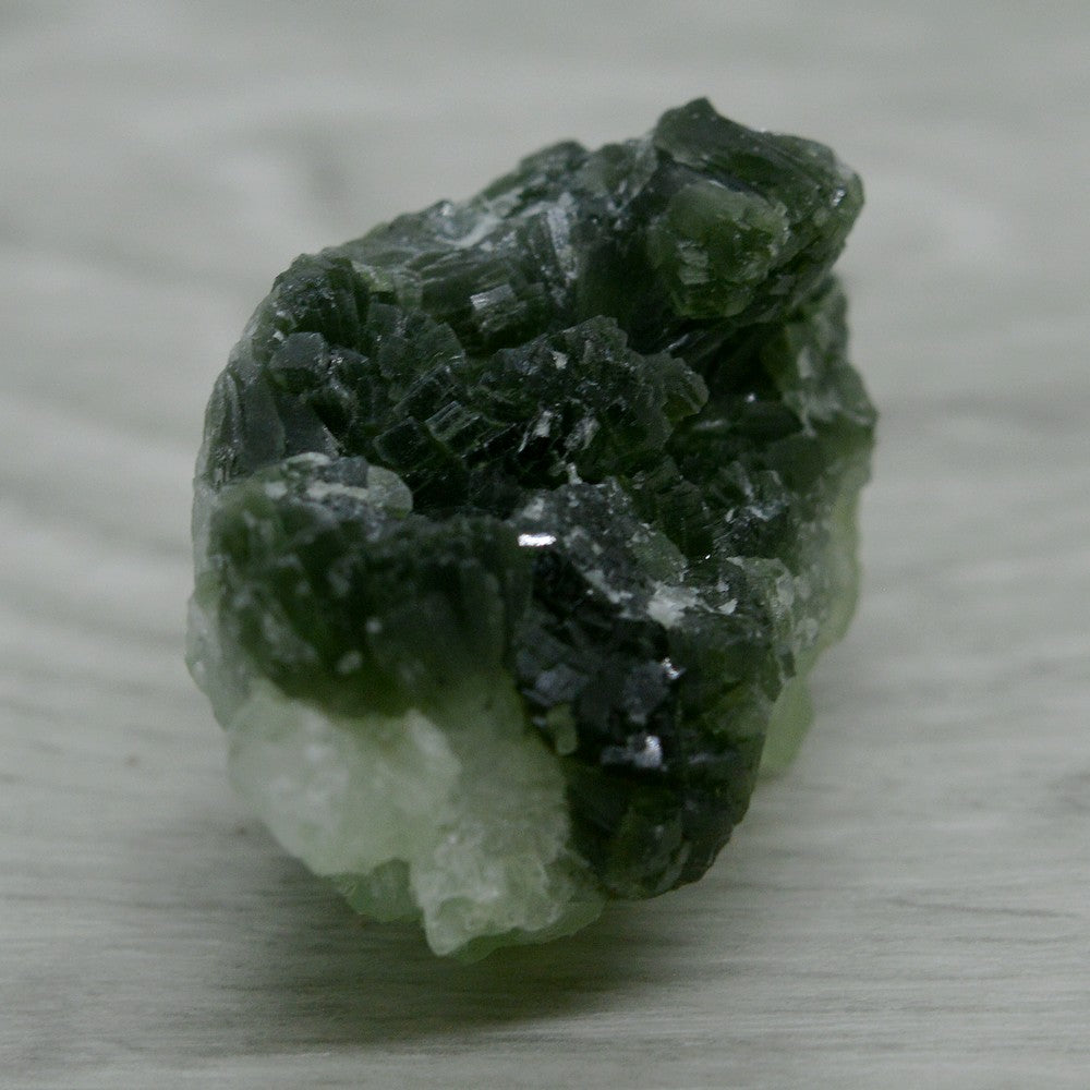 Prehnite verte foncée sur son lit de prehnite claire du Maroc 33g