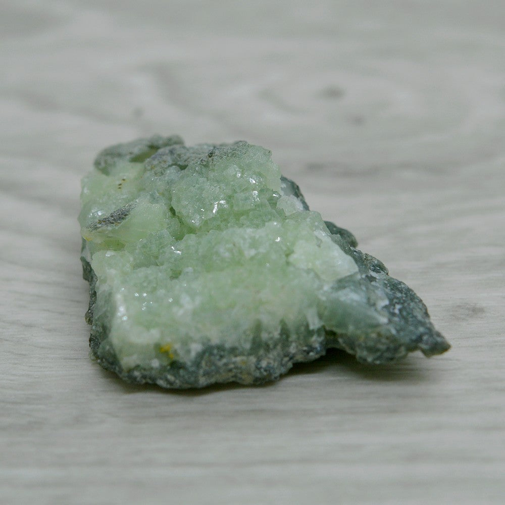 Pierre brute prehnite verte claire marocaine de 5,5cm et 28g