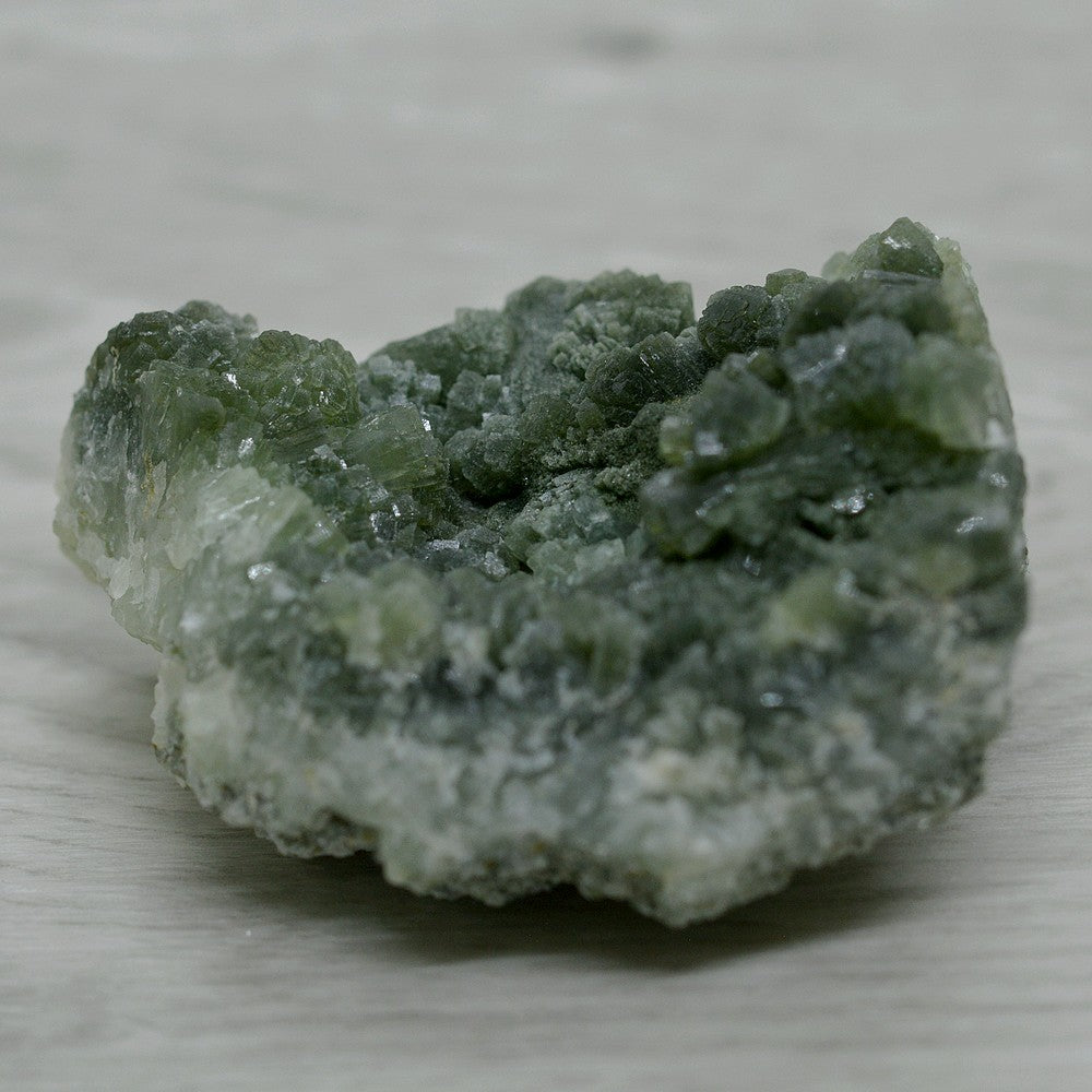 Pierre brute prehnite verte du Maroc 7,3cm et 120g