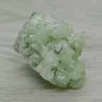 Pierre naturelle prehnite verte pomme de 58g