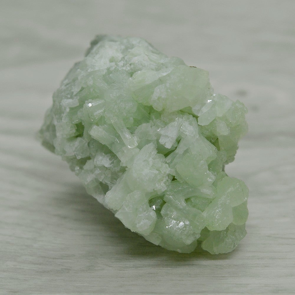 Pierre naturelle prehnite verte pomme de 58g