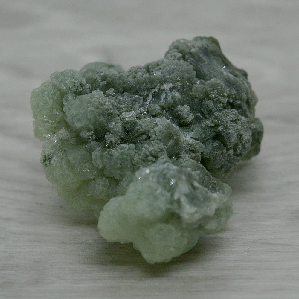 Pierre naturelle verte prehnite à inclusions de byssolite marocaine 40g