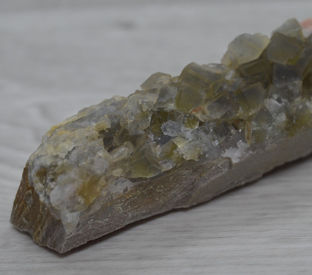 Pierre naturelle fluorine vert jaune sur gangue de 203g en provenance du Maroc