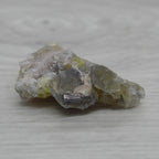 Pierre fluorite jaune avec cube de galène et microcristaux de quartz marocaine 30g