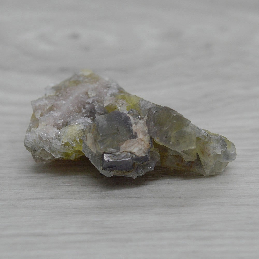 Pierre fluorite jaune avec cube de galène et microcristaux de quartz marocaine 30g