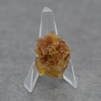 Petite fluorite jaune miel foncée de 20g sur présentoir