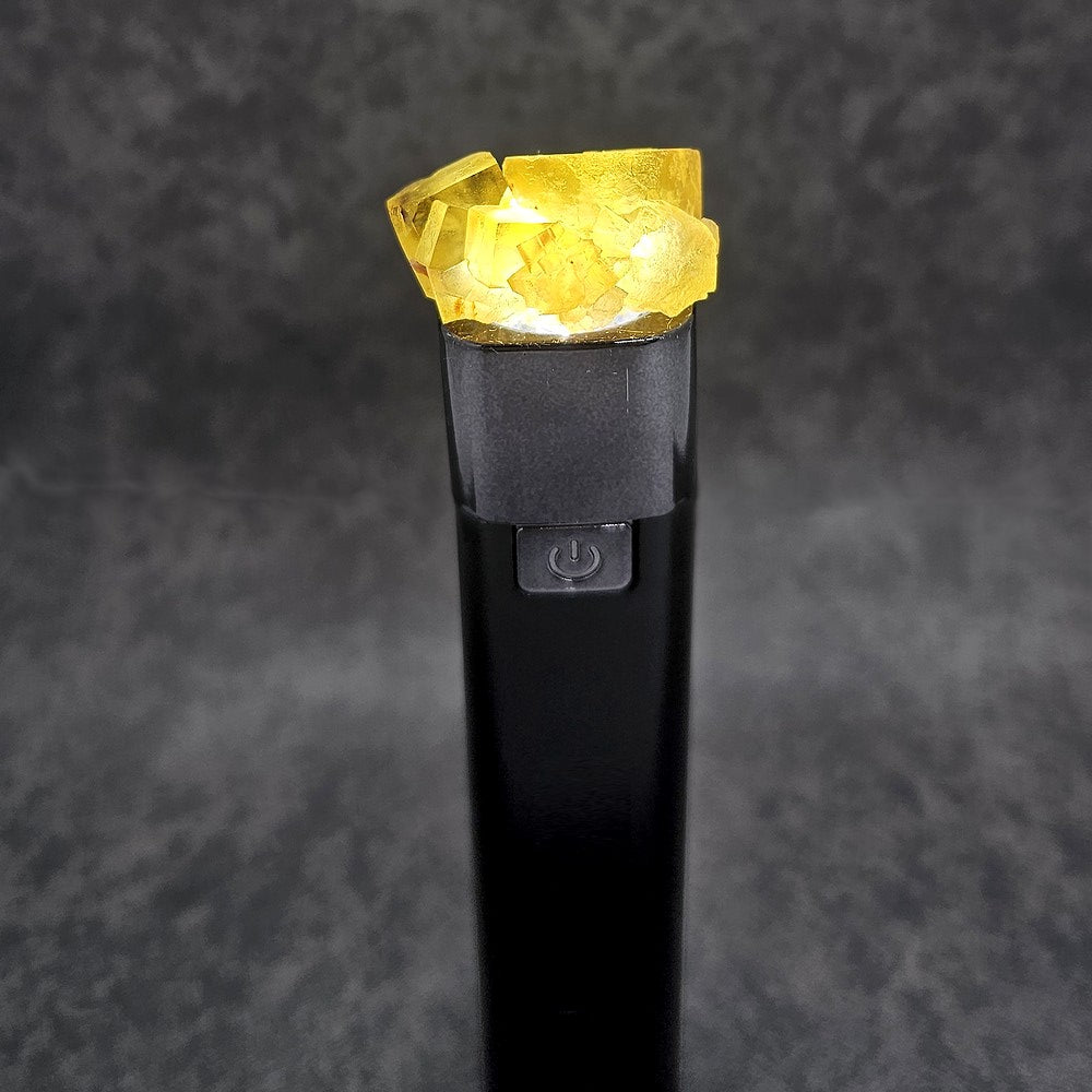 Pierre fluorine jaune claire translucide de 15g sous lumière