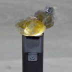 Pierre brute fluorite jaune translucide et galène sous lumière de 52g