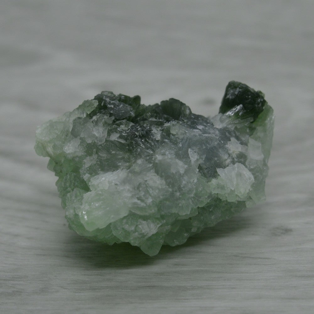 Pierre naturelle prehnite claire à nuances sombres de 39g