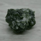 Pierre prehnite vert épinard brute du Maroc 47g