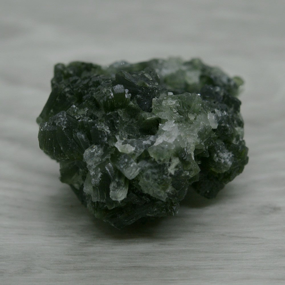 Pierre prehnite vert épinard brute du Maroc 47g