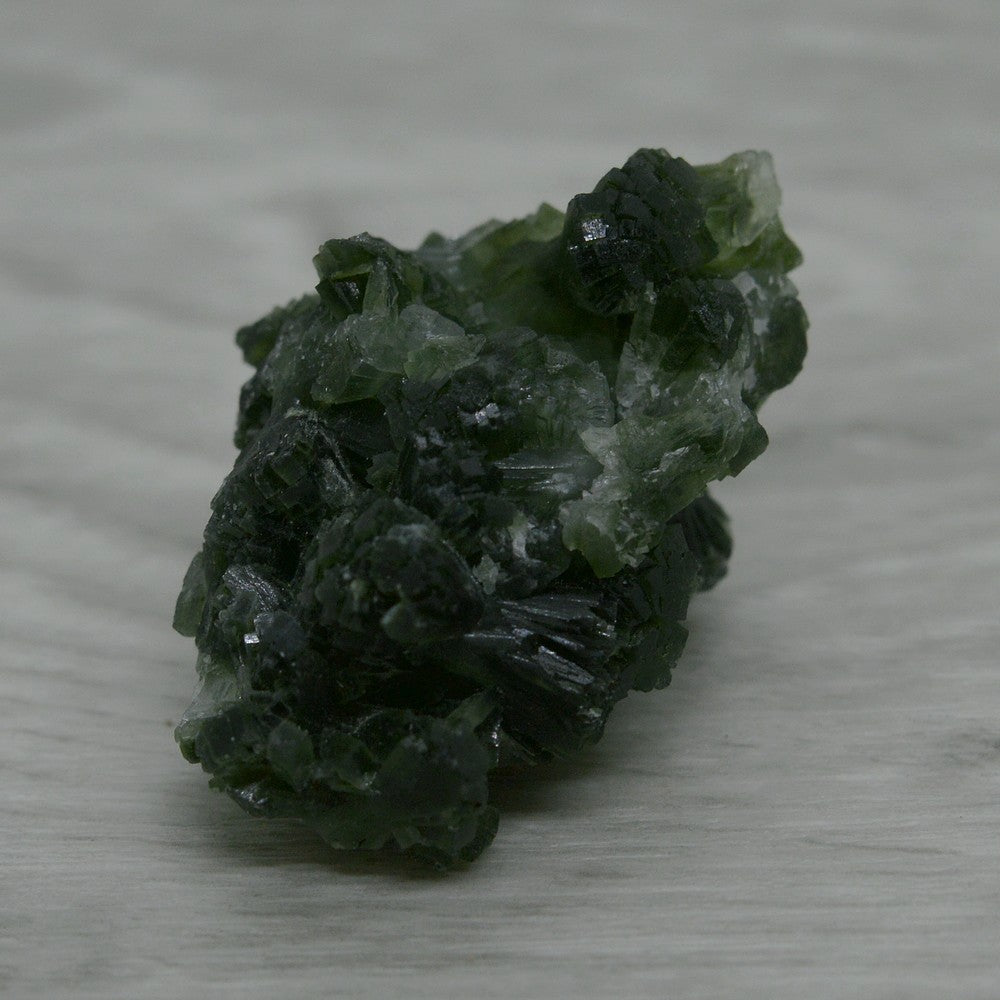 Pierre prehnite verte foncée à cristaux orthorhombiques du Maroc 25g