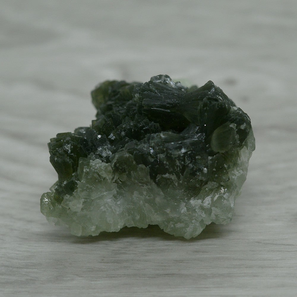 Prehnite brute bicolore cristallisée du Maroc 40g
