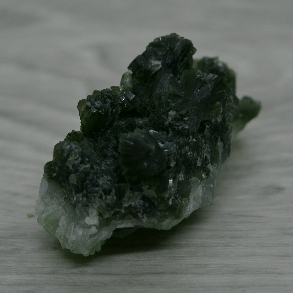 Prehnite brute aux cristaux orthorhombiques foncés du Maroc 45g