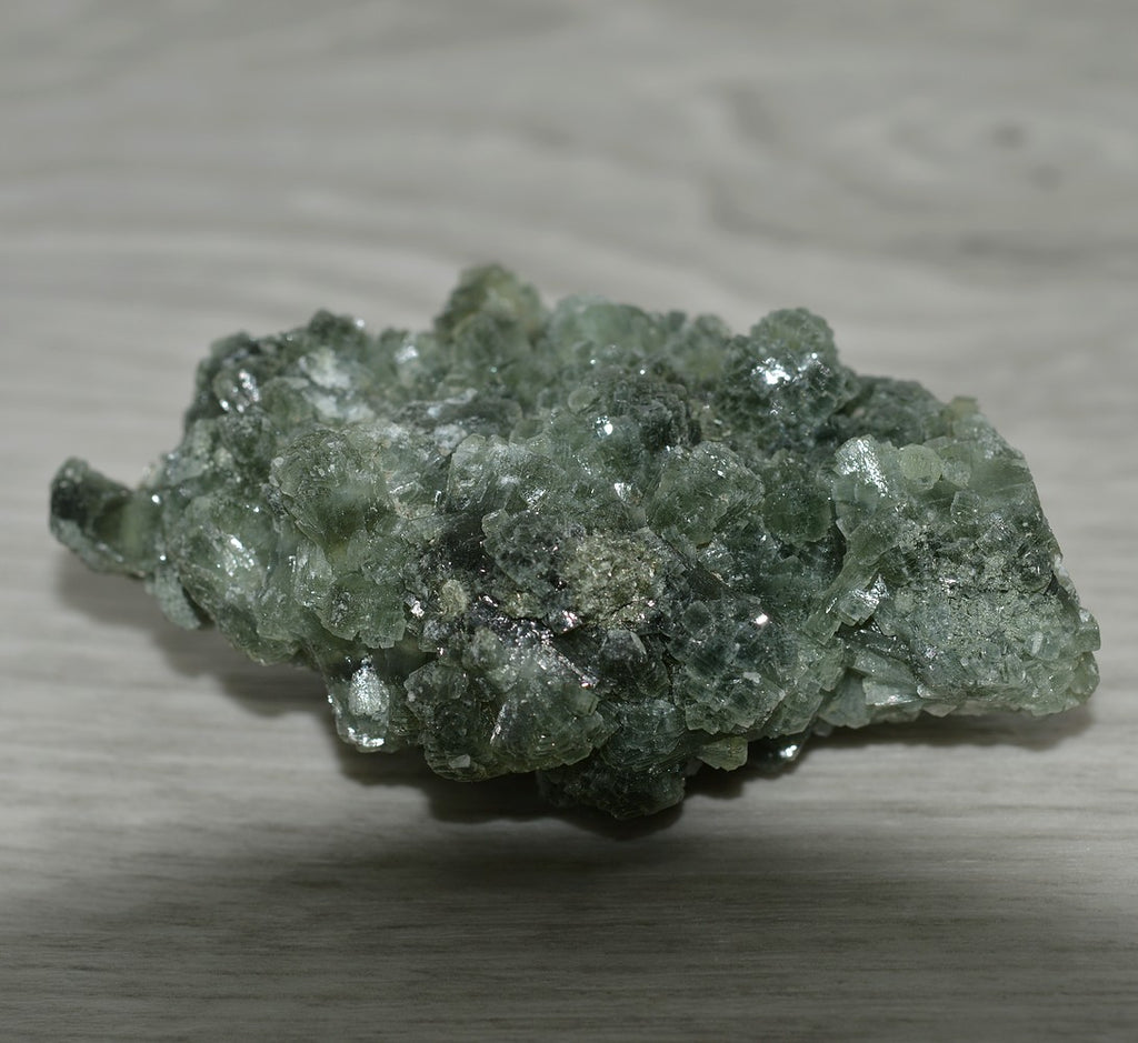 Prehnite cristallisation orthorhombique scintillant de 82g