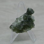 Prehnite cristallisation en nœuds papillon de 21g sur présentoir en provenance du Maroc 