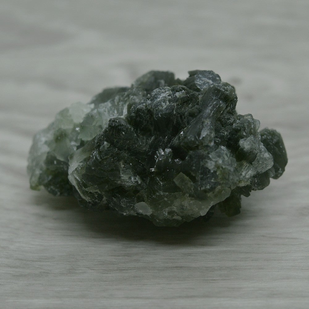 Prehnite brute cristallisée de 47g du Maroc