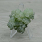 Prehnite brute verte jaunie à inclusions de byssolite 40g de Boulemane