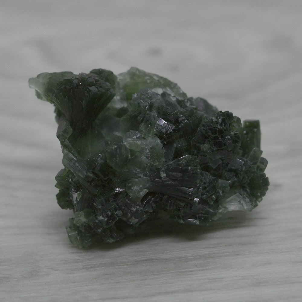 Prehnite brute cristallisée verte foncée 25g