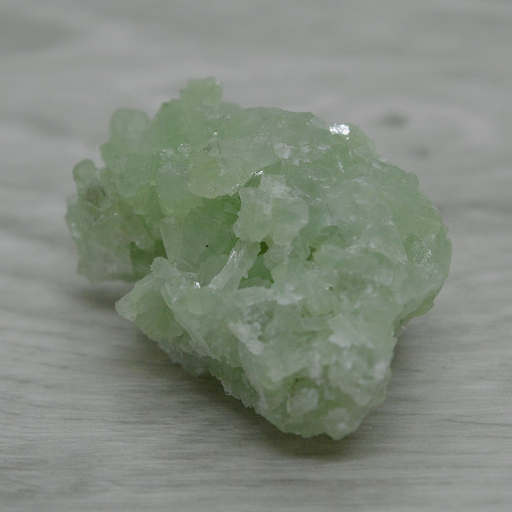 Prehnite brute cristaux orthorhombiques vert d'eau du Maroc 33g