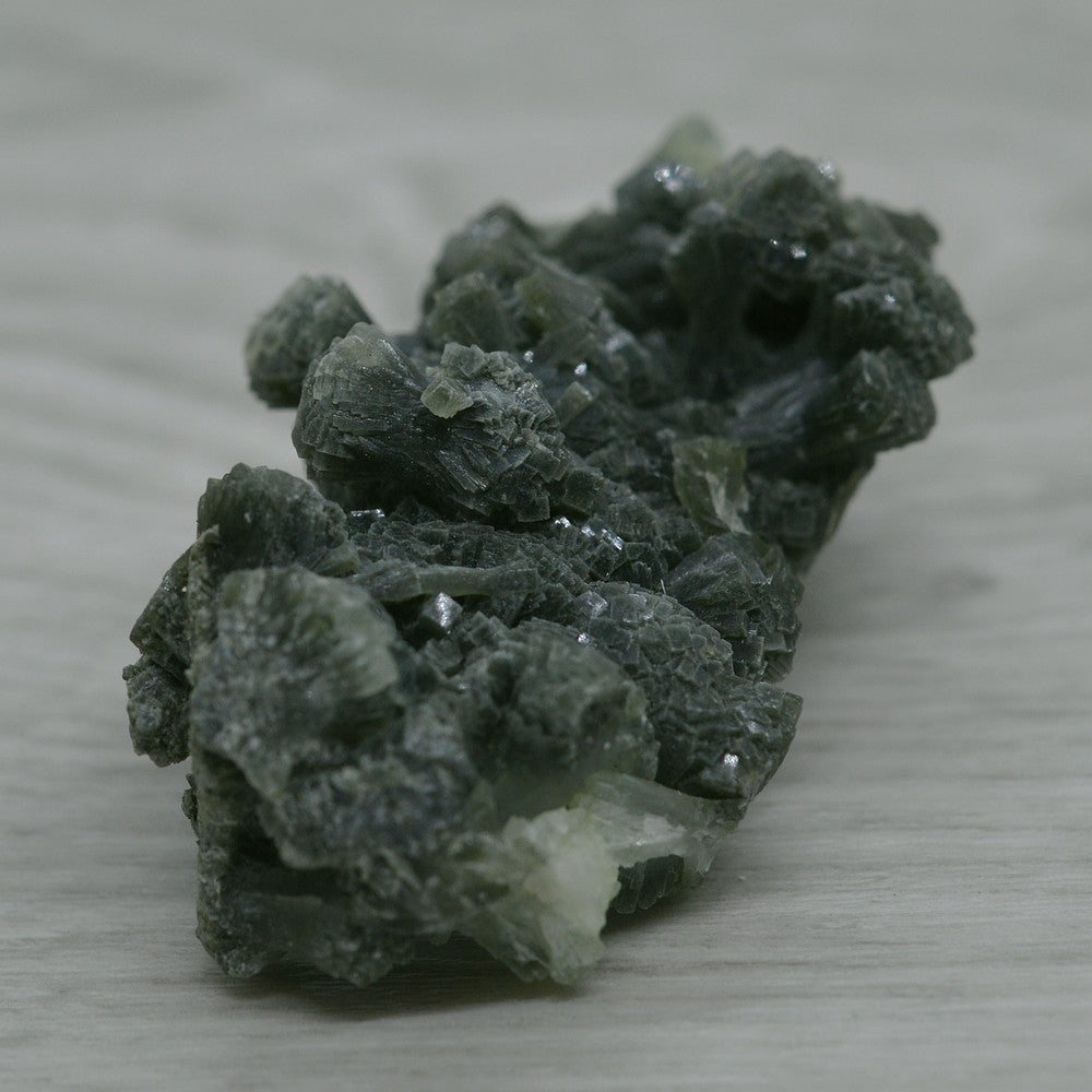 Prehnite brute foncée cristallisée du Maroc 67g