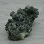 Prehnite brute foncée cristallisée du Maroc 67g