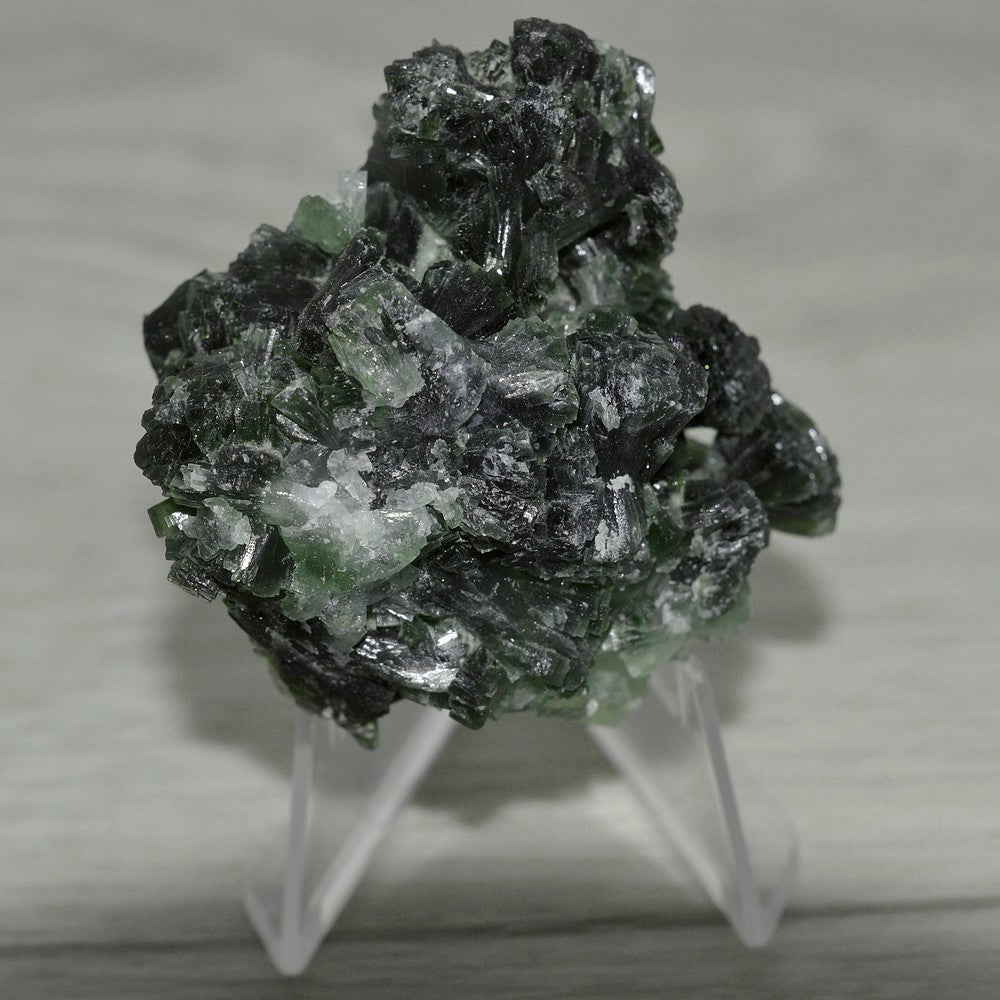 Prehnite brute foncée cristallisée sur son présentoir de 58g du Maroc