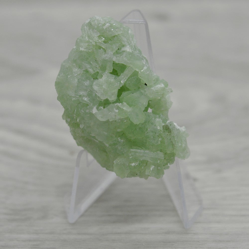 Prehnite pierre naturelle vert d'eau 33g sur son présentoir