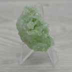 Prehnite pierre naturelle vert d'eau 33g sur son présentoir