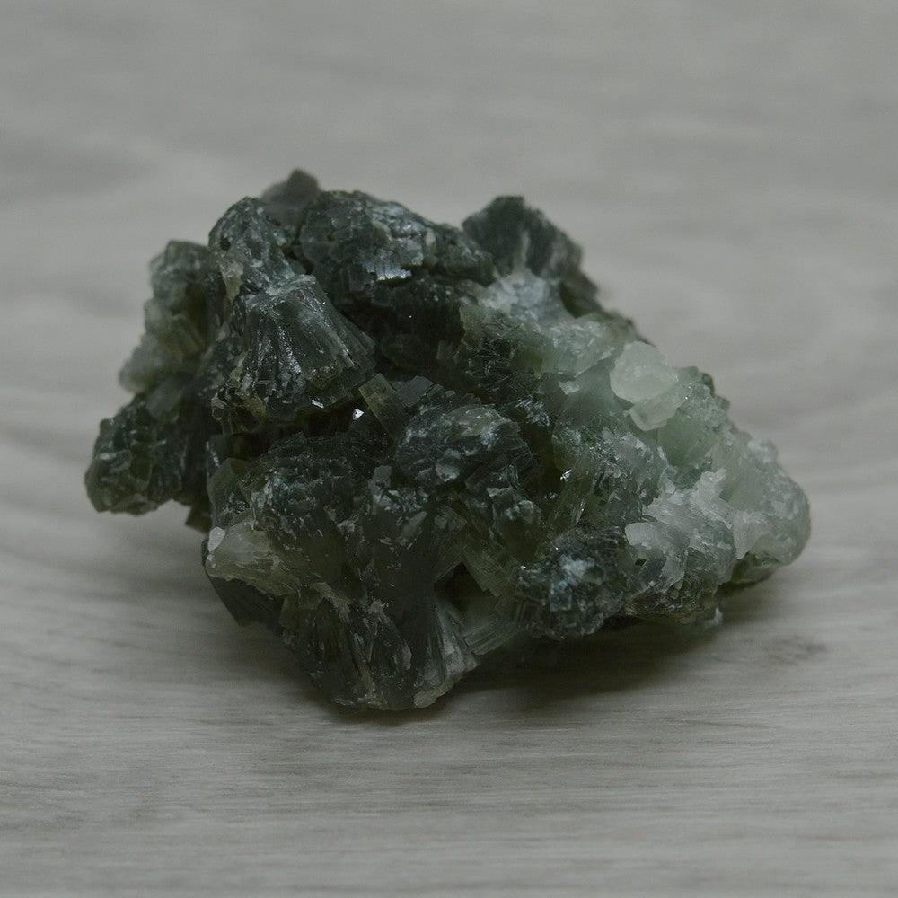 Prehnite brute vert épinard cristallisée 47g marocaine de Boulemane