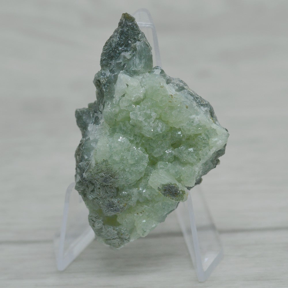 Prehnite brute verte nuancée cristallisée 28g sur présentoir