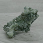 Prehnite brute verte claire et foncée de 42g en provenance du Maroc