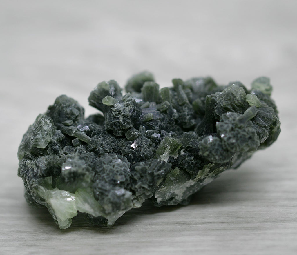 Prehnite brute verte foncée aux cristaux orthorhombiques de 67g