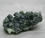 Prehnite brute verte foncée aux cristaux orthorhombiques de 67g