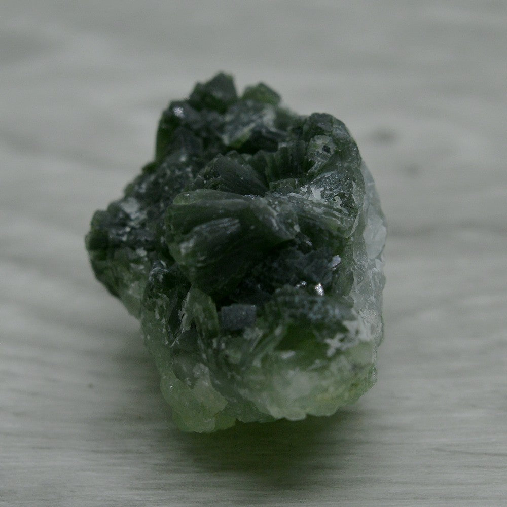 Prehnite pierre naturelle foncée aux cristaux orthorhombiques de Boulemane au Maroc