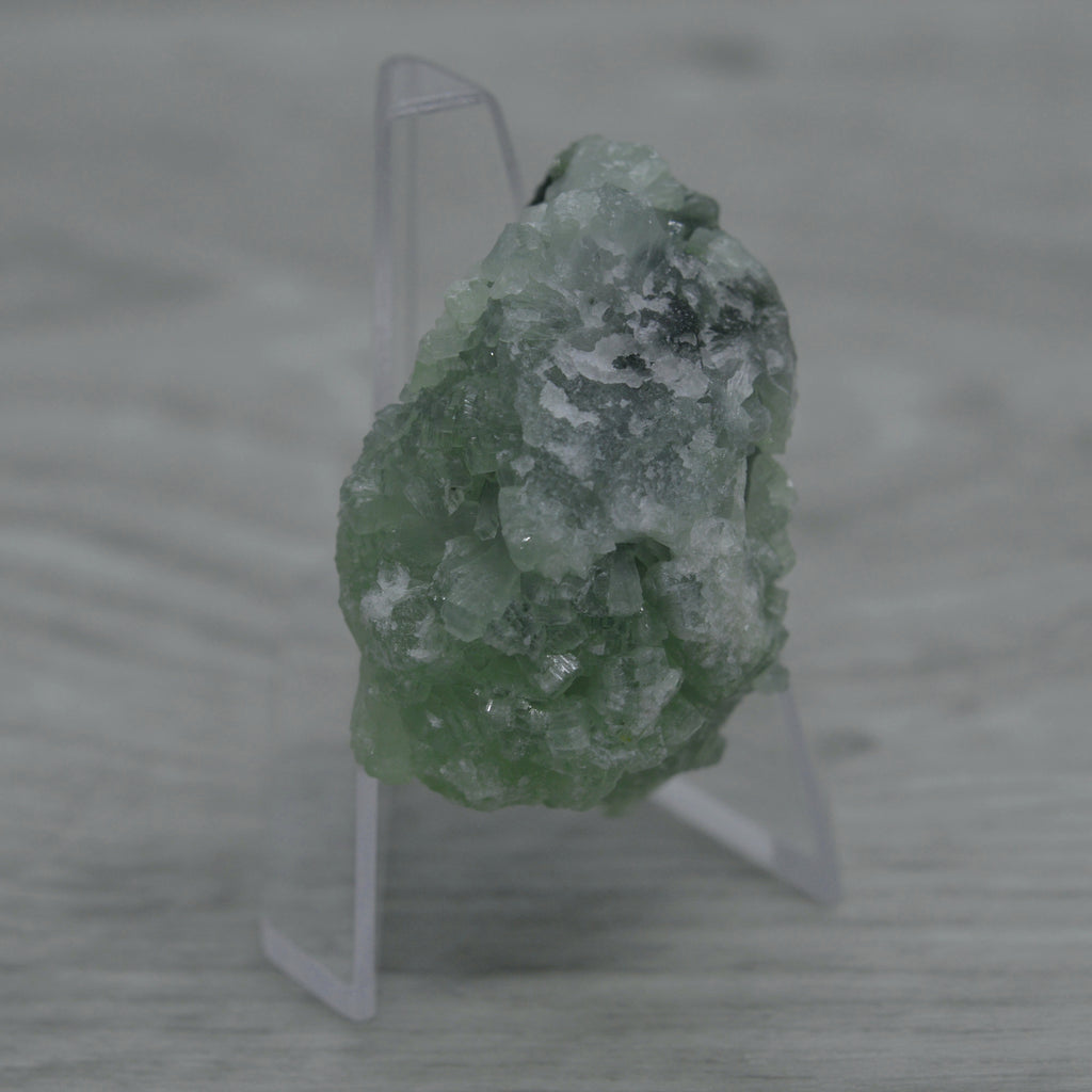 Prehnite brute verte sur présentoir de 39g et 4,5cm