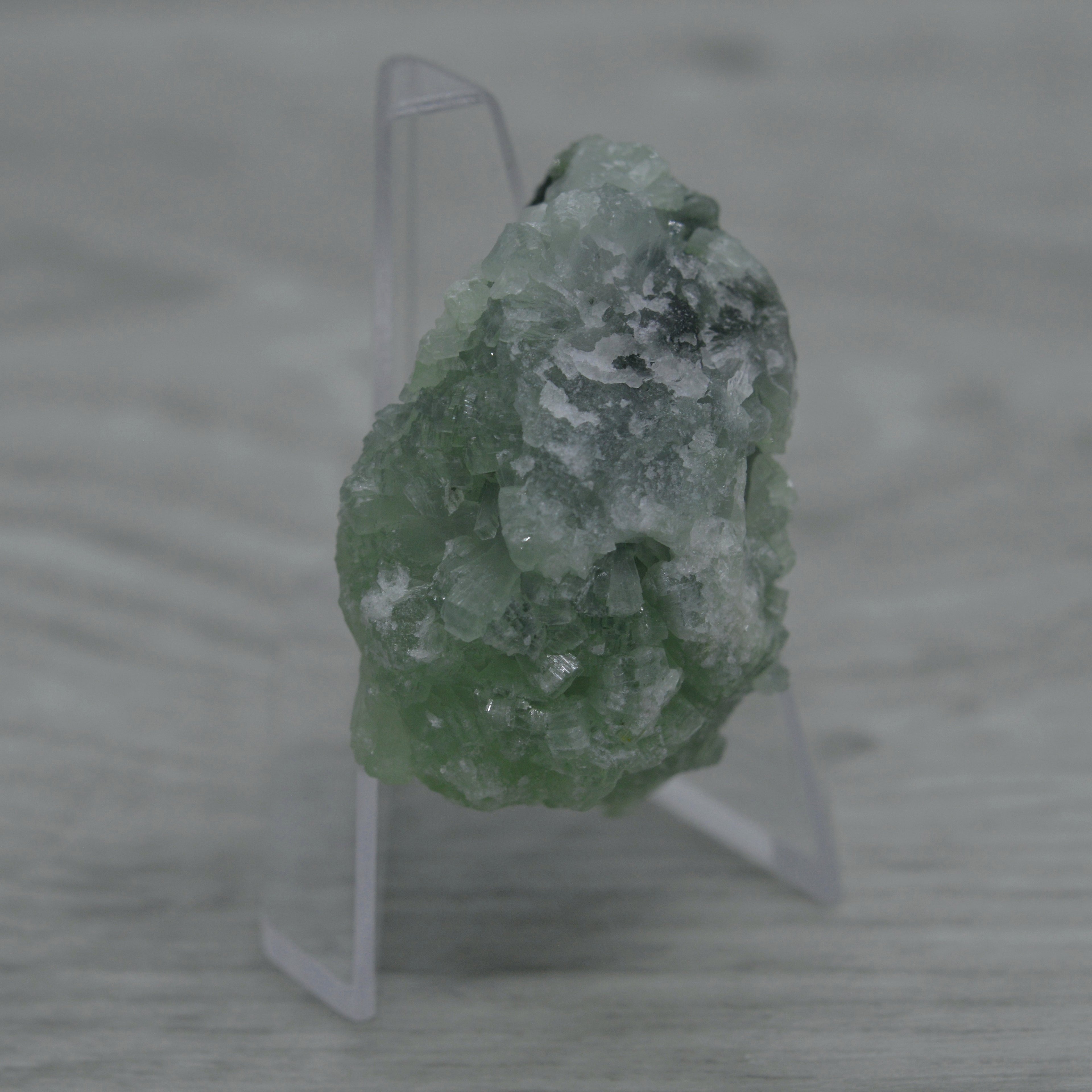 Prehnite brute verte sur présentoir de 39g et 4,5cm
