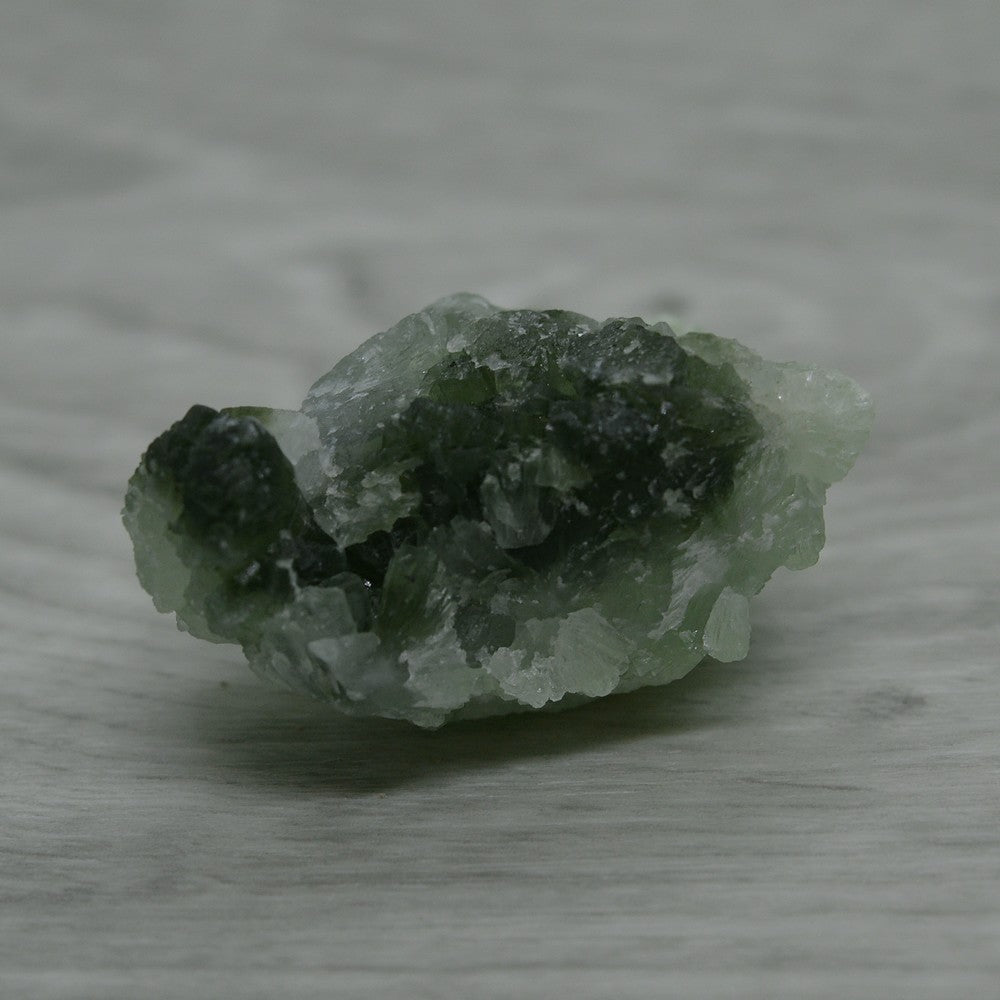 Prehnite brute verte à nuance claire cristallisée du Maroc 39g