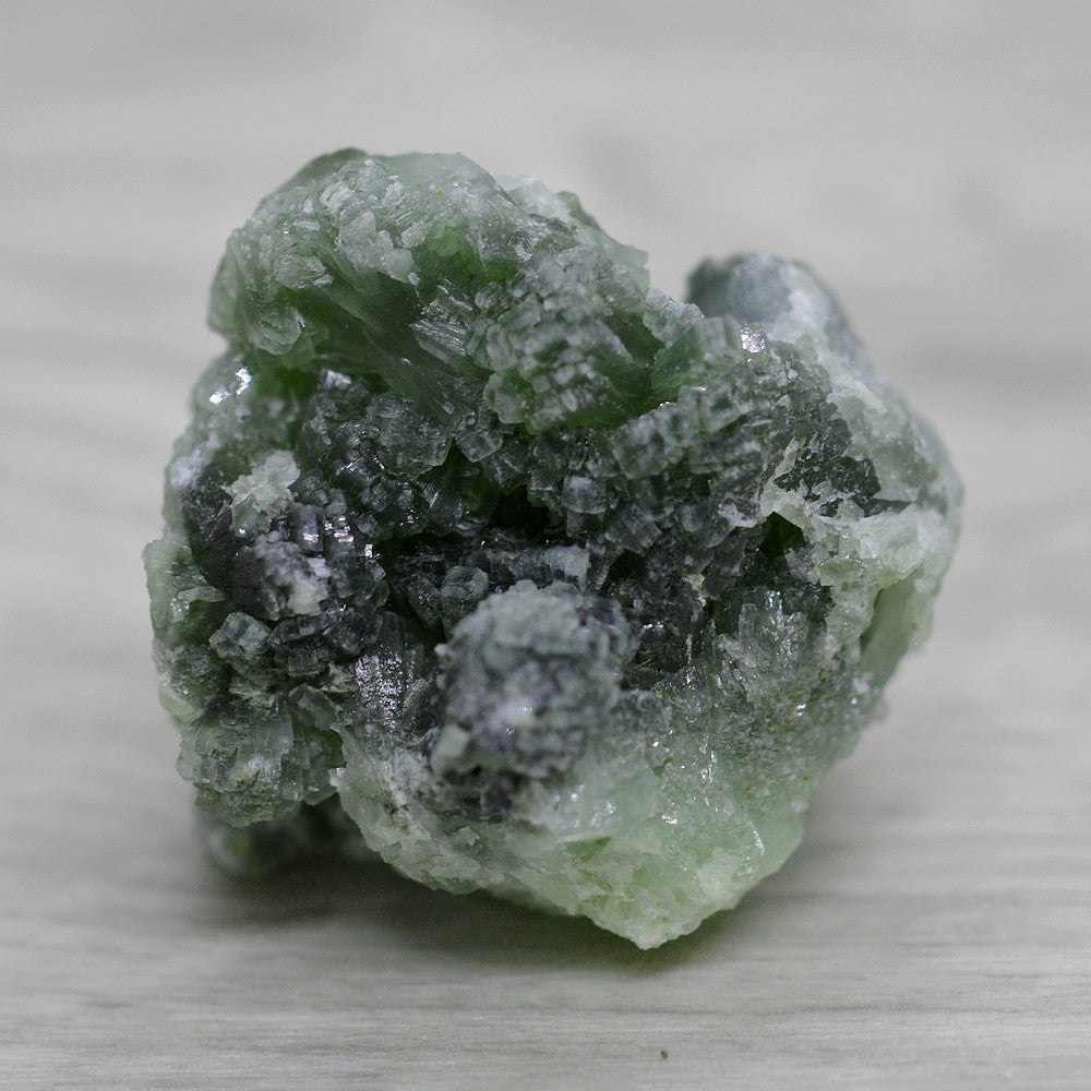Prehnite à cristaux orthorhombiques verts brute 42g