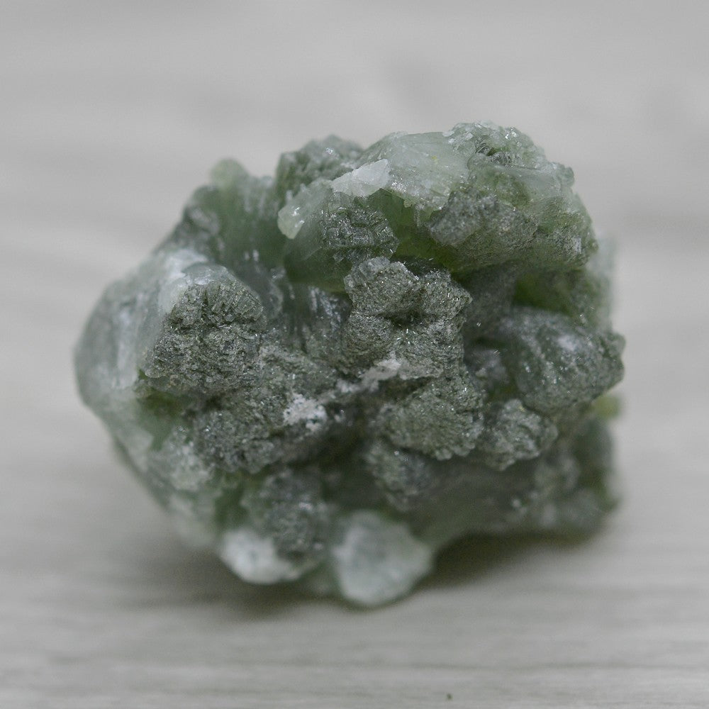 Prehnite a inclusion de byssolite velours 42g du Maroc