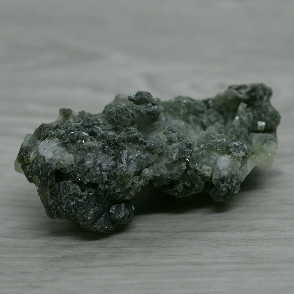 Prehnite marocaine verte à cristallisation orthorhombique de 67g