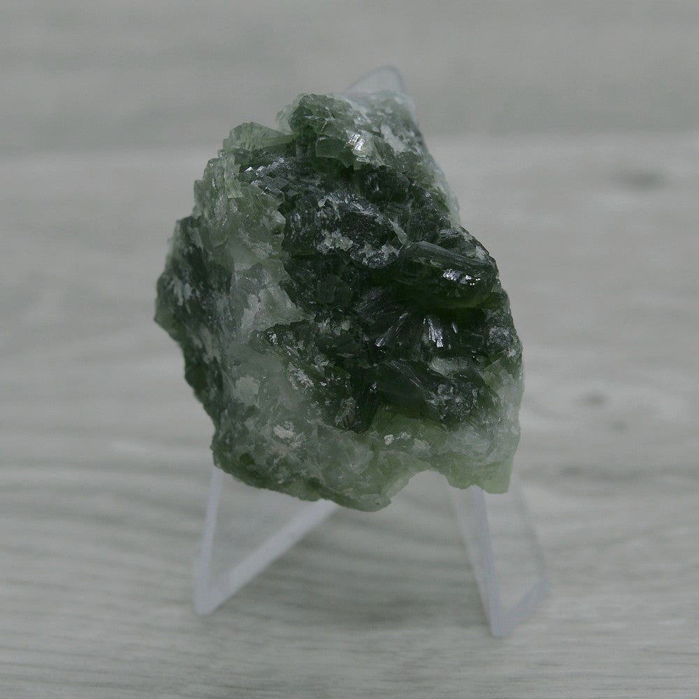 Prehnite pierre brute 55g du Maroc sur présentoir